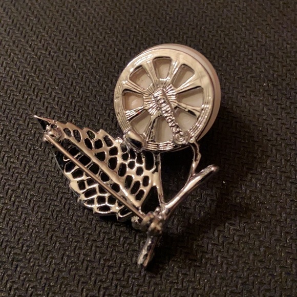 Sarah Coventry Women’s Vintage Statement Pearl and Silver Leaf Brooch Pendant - Picture 4 of 5